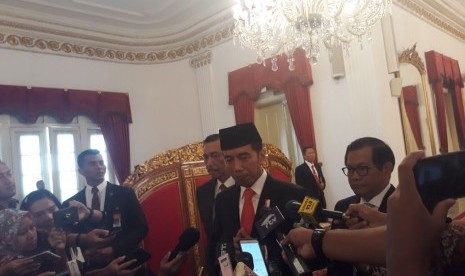 Presiden Joko Widodo berbicara kepada media usai melantik Inspektur Jenderal Heru Winarko sebagai kepala Badan Narkotika Nasional (BNN) di Istana Negara, Jakarta, Kamis (1/3).