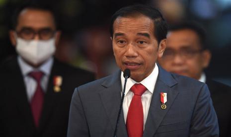  Presiden Joko Widodo berbicara kepada wartawan saat ia tiba di bandara Internasional Ngurah Rai di Tuban, Kabupaten Badung untuk KTT Pemimpin G20 di Bali, Ahad 13 November 2022. Bali akan menjadi tuan rumah Kelompok ke-17 (G20) Kepala Negara dan Government Summit dari 15 hingga 16 November 2022.