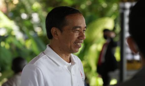  Presiden RI Joko Widodo berbicara kepada wartawan sebelum penanaman pohon di Hutan Mangrove Taman Hutan Raya Ngurah Rai, di sela-sela KTT G20, Rabu, 16 November 2022, di Denpasar, Bali, Indonesia.