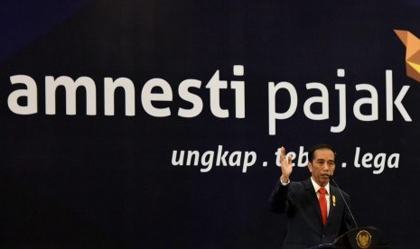 Presiden Joko Widodo berbicara pada Sosialisasi Kebijakan Amnesti Pajak di Semarang, Jawa Tengah, Selasa (9/8) malam. 