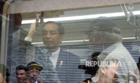 Presiden Joko Widodo berbincang-bincang dengan Menteri Pekerjaan Umum dan Perumahan Rakyat Basuki Hadimuljono (kanan), saat meresmikan kereta api bandara Minangkabau Ekspres, di Bandara International Minangkabau, Padang Pariaman, Sumatera Barat, Senin (21/5).