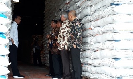 Presiden Joko Widodo berbincang dengan Direktur Perum Bulog Budi Waseso, Menteri Koordinator Bidang Perekonomian Darmin Nasution dan Menteri Perdagangan Enggartiasto Lukita saat melakukan pengecekan stok beras di Komplek Pergudangan Bulog Divre DKI Jakarta dan Banten, Kelapa Gading, Jakarta Utara, Kamis (10/1).