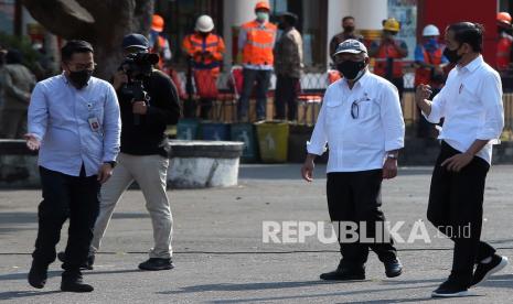 Presiden Joko Widodo berbincang dengan Menteri Pekerjaan Umum dan Perumahan Rakyat (PUPR) Basuki Hadimoeljono usai meninjau vaksinasi COVID-19 saat kunjungan kerjanya di Pelataran Parkir dan Pusat Informasi Pariwisata dan Perdagangan (PIPP) Kota Blitar, Jawa Timur, Selasa (7/9/2021). Dalam kunjungannya, Presiden meninjau vaksinasi massal dan menyempatkan berziarah ke Makam Presiden Soekarno.