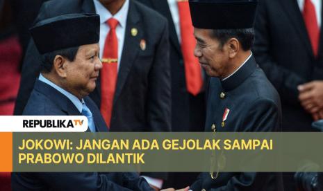 Presiden Joko Widodo berbincang Menteri Pertahanan Prabowo Subianto.