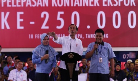 Presiden Joko Widodo berdialog dengan dua karyawan pada acara Pelepasan Kontainer Ekspor Mayora ke 250 ribu ke Filipina di Bitung, Tangerang, Banten, Senin (18/2/2019). 