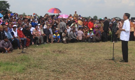 Presiden Joko Widodo berdialog dengan petani di desa Kedokan Gabus, kecamatan Gabus Wetan, Indramayu, Jawa Barat, Rabu (18/3).