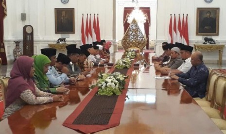 Presiden Joko Widodo berdialog dengan sejumlah tokoh agama di Istana Merdeka, Senin (17/4). Diantaranya hadir Ketua MUI Ma'ruf Amin, Ustaz Yusuf Mansur,  Mahfud MD, dan  Ketua Pemuda Muhammadiyah Dahnil Anzar Simanjuntak.