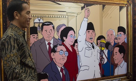 Presiden Joko Widodo berdiri di depan lukisan karikatur para Presiden RI karya Kartunis Yoga Adhitrisna usai berdialog dengan Komunitas Kreatif Indonesia di Gedung Indonesia Convention Exhibition (ICE), Tangerang, Banten, Selasa (4/8).