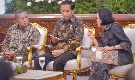 Presiden Joko Widodo berdiskusi dengan Menko Perekonomian Darmin Nasution (kiri) dan Menkeu Sri Mulyani Indrawati (kanan) saat bersilaturahmi dengan para pemangku kepentingan keuangan syariah dalam rangka sewindu Surat Berharga Syariah Negara (Sukuk Negara