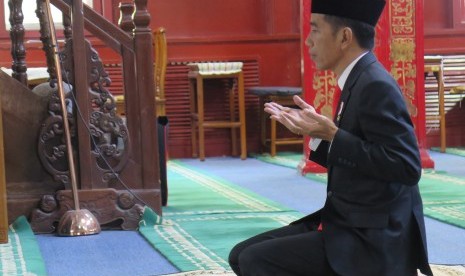 Presiden Joko Widodo berdoa usai menunaikan shalat sunnah tahiyatul masjid di Masjid Niujie, Beijing, Minggu (14/5). 