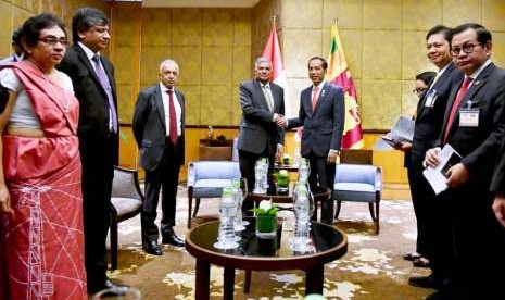 Presiden Joko Widodo berfoto bersama dengan Perdana Menteri Sri Lanka Ranil Wickremesinghe di Hanoi, Vietnam, Selasa (11/9). 