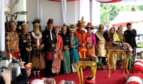 Presiden Joko Widodo berfoto bersama pemenang kostum baju adat terbaik usai Upacara Detik-detik Proklamasi di Istana Merdeka, Jakarta, Kamis (17/8). Pada perayaan kemerdekaan ke-72 Republik Indonesia mengangkat semangat 