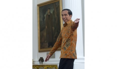 Presiden Joko Widodo bergegas menuju ruang kerjanya usai melakukan pertemuan dengan Perwakilan Tinggi Uni Eropa untuk Urusan Luar Negeri dan Kebijakan Keamanan dan Wakil Presiden Komisi Eropa Federica Mogherini di Istana Merdeka, Jakarta, Jumat (8/4). 