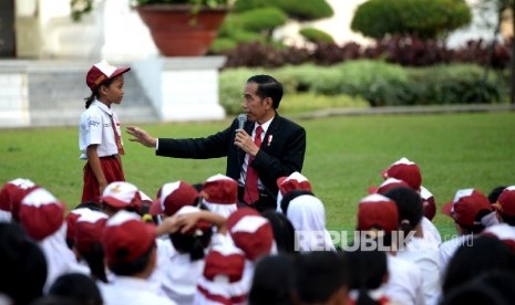 Presiden Joko Widodo berinteraksi dengan sejumlah anak-anak SD dan SMP saat Peringatan Hari Buku Nasional di Halaman Tengah Istana Merdeka, Jakarta, Rabu (17/5).