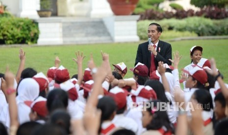 Presiden Joko Widodo berinteraksi dengan sejumlah anak-anak SD dan SMP saat Peringatan Hari Buku Nasional di Halaman Tengah Istana Merdeka, Jakarta (ilustrasi).