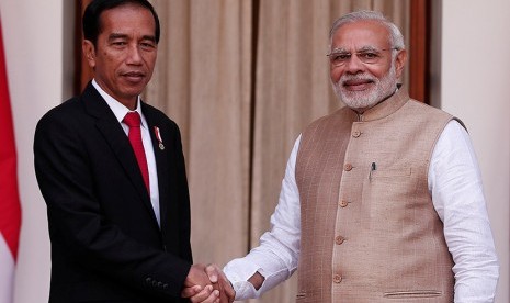 Presiden Joko Widodo berjabat tangan dengan PM Narendra Modi. 