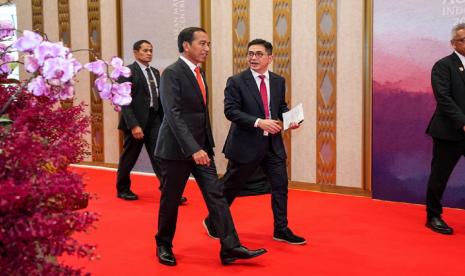 Presiden Joko Widodo berjalan bersama Ketua ASEAN Business Advisory Council (ASEAN-BAC), Arsjad Rasjid.