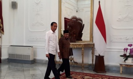 Presiden Joko Widodo berjalan bersama presiden ke-3 RI BJ Habibie di Istana Negara, Jumat (24/5) sore.