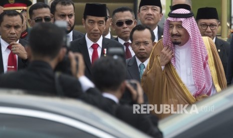 Presiden Joko Widodo berjalan bersama Raja Salman bin Abdul Aziz Al-Saud dari Arab Saudi di Bandara Halim Perdanakusuma, Jakarta, Rabu (1/3). Tampak Muchlis M Hanafi di antara keduanya bertugas sebagai penerjemah.