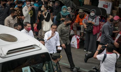 Presiden Joko Widodo berjalan dan menyapa warga saat melakukan kunjungan dan membagikan Bantuan Langsung Tunai (BLT) minyak goreng di Pasar Gede, Solo, Jawa Tengah, Kamis (26/5/2022). Usai menjadi wali nikah adiknya Idayati dengan Ketua MK Anwar Usman, Presiden Joko Widodo melakukan kunjungan dan membagikan bantuan langsung tunai (BLT) kepada masyarakat di Pasar Gede, Pasar Mojosongo, Pasar Harjodaksino dan Taman Balekambang. 