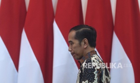 Presiden Joko Widodo berjalan memasuki ruang rapat terbatas (ratas) di Kantor Presiden, Jakarta, Selasa (6/8/2019).