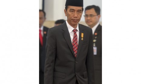 Presiden Joko Widodo berjalan menuju ruang penganugerahan Gelar Pahlawan Nasional di Istana Negara, Jakarta, Kamis (5/11).