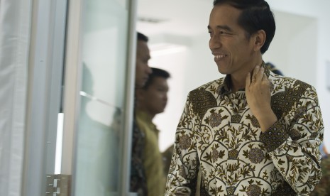 Presiden Joko Widodo berjalan menuju ruangan rapat kabinet terbatas di Kantor Kepresidenan, Jakarta, Kamis (25/6).