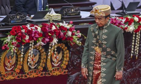 Presiden Joko Widodo berjalan seusai menyampaikan pidato kenegaraan pada Sidang Tahunan MPR dan Sidang Bersama DPR - DPD Tahun 2022 di Gedung Nusantara, Kompleks Parlemen, Senayan, Jakarta, Selasa (16/8/2022).