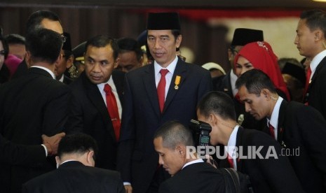 Presiden Joko Widodo berjalan usai berpidato dalam Sidang Tahunan MPR, DPR, DPD di Kompleks Parlemen, Senayan, Jakarta, Selasa (16/8).  (Republika/Tahta Aidilla)