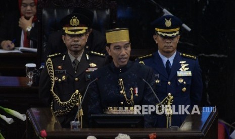  Presiden Joko Widodo berpidato dalam Sidang Tahunan MPR Tahun 2017 di Kompleks Parlemen, Senayan, Jakarta, Rabu (16/8).