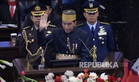  Presiden Joko Widodo berpidato dalam Sidang Tahunan MPR Tahun 2017 di Kompleks Parlemen, Senayan, Jakarta, Rabu (16/8). 