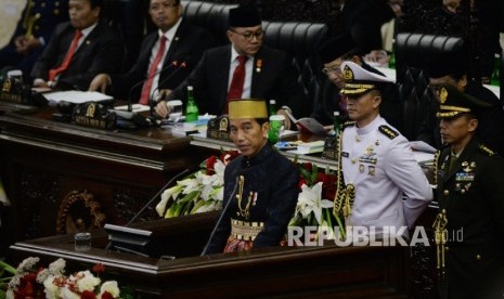 Presiden Joko Widodo berpidato dalam Sidang Tahunan MPR Tahun 2017 di Kompleks Parlemen, Senayan, Jakarta, Rabu (16/8).