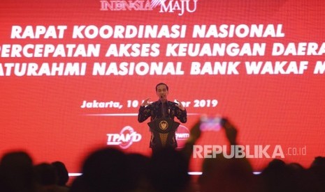 Presiden Joko Widodo berpidato dihadapan peserta Rapat Koordinasi Nasional Tim Percepatan Akses Keuangan Daerah (TPAKD) dan Silahturahmi Nasional Bank Wakaf Mikro 2019 di Jakarta, Selasa (10/12/2019).