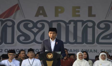 Presiden Joko Widodo berpidato ketika memimpin apel Hari Santri Nasional di Tugu Pahlawan, Surabaya, Jawa Timur.