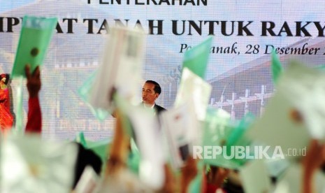 Presiden Joko Widodo berpidato saat acara penyerahan sertifikat tanah, ilustrasi