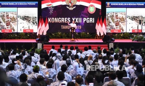 Presiden Joko Widodo berpidato saat menghadiri Kongres XXII PGRI tahun 2019 di Jakarta, Jumat (5/7/2019).