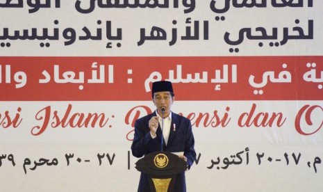 Presiden Joko Widodo berpidato saat menutup Konferensi Internasional Alumni Al Azhar di Islamic Center NTB di Mataram, Nusa Tenggara Barat, Kamis (19/10). 