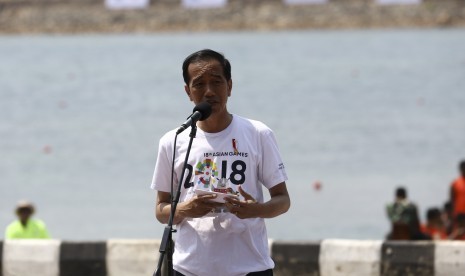 Presiden Joko Widodo berpidato saat pembukaan Lomba Dayung Perahu Naga Piala Presiden RI di arena dayung Jakabaring Rowing and Canoeing Regatta Course, Jakabaring Sport City (JSC), Palembang, Sumatera Selatan, Sabtu (14/7).