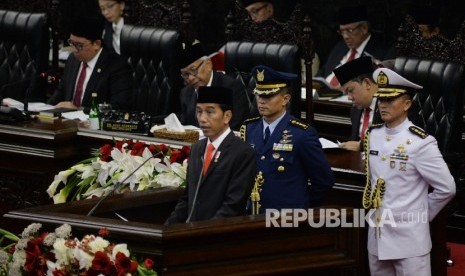  Presiden Joko Widodo berpidato saat Sidang Paripurna DPR Tahun 2017 di Kompleks Parlemen, Senayan, Jakarta, Rabu (16/8). 