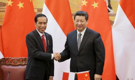 Presiden Joko Widodo bersalaman dengan Presiden Cina Xi Jinping, di Beijing, Kamis (26/3).