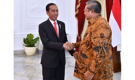  Presiden Joko Widodo bersalaman dengan  Presiden Ke-6 RI Susilo Bambang Yudhoyono saat pertemuan di  Istana Merdeka, Jakarta, Jumat (27/10).