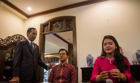 Presiden Joko Widodo bersama anaknya Kahiyang Ayu (kanan) dan Gibran Rakabumi Raka (tengah) memberikan keterangan terkait pernikahan anak keduanya di kediaman pribadi, Sumber, Solo, Jawa Tengah, Minggu (17/9).