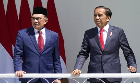 Presiden Joko Widodo bersama dengan Perdana Menteri Malaysia Anwar Ibrahim di Istana Bogor, Jawa Barat.