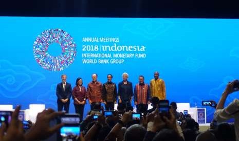 Presiden Joko Widodo bersama Direktur Pelaksana Dana Moneter Internasional Christine Lagarde, Presiden Bank Dunia Jim Yong Kim, Menteri Keuangan Sri Mulyani Indrawati, dan Gubernur BI Perry Warjiyo  dalam peluncuran Bali Fintech Agenda di Nusa Dua, Bali pada Kamis (11/10)