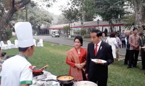 Presiden Joko Widodo bersama Ibu Iriana di Istana Negara Jakarta, Selasa (15/8).