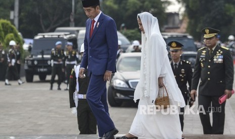 Presiden Joko Widodo bersama Ibu Negara Iriana Joko Widodo tiba di Taman Makam Pahlawan Nasional Utama (TMP) Kalibata, Jakarta, Ahad (2/6/2019).