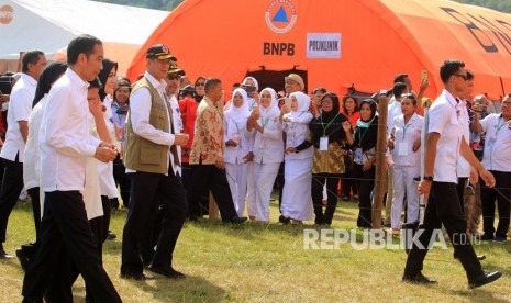 Presiden Joko Widodo bersama Ibu Negara Iriana Joko Widodo mengunjungi Rumah Sakit Lapangan dari Rumah Sakit Umum Daerah (RSUD) Dokter Ishak Umarella yang dibangun di kompleks Universitas Darussalam (Unidar), Desa Tulehu, Pulau Ambon Kecamatan Salahutu, Kabupaten Maluku Tengah, Maluku, Selasa (29/10/2019).