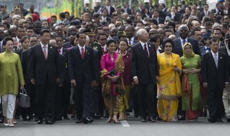 Presiden Joko Widodo bersama ibu negara Iriana Widodo dan sejumlah pemimpin negara peserta KTT Asia Afrika 