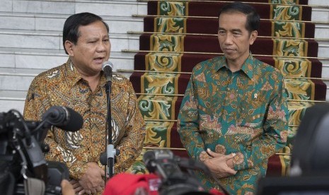 Presiden Joko Widodo bersama Ketua Dewan Pembina Partai Gerindra Prabowo Subianto.