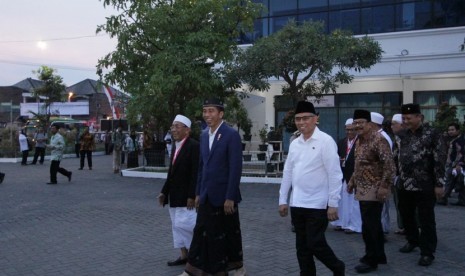 Presiden Joko Widodo bersama Ketua OJK Wimboh Santoso hadir di Pondok Pesantren As-Salafi Al-Fithrah, Surabaya Jawa Timur untuk meresmikan Bank Wakaf Mikro Al-Fithrah Wava Mandiri pada Jumat (9/3).